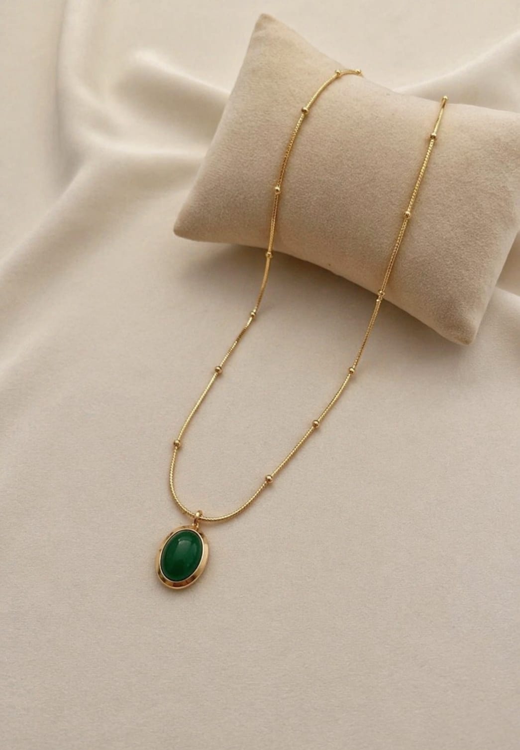 Collier chaîne satellite avec pendentif cabochon vert